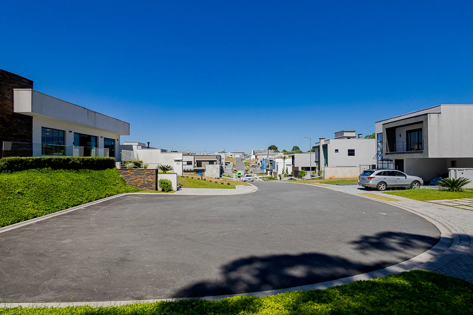 Rua interna com casas construídas no Condomínio Alta Vista